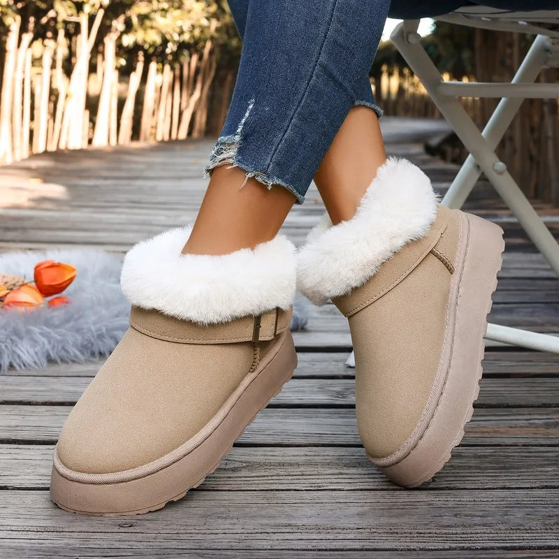 Boots de Neige Femme : Style et Chaleur en Conditions Hivernales – Boots beiges avec fourrure blanche, portées sur un chemin en bois.