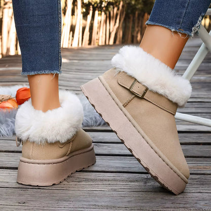 Boots de Neige Femme : Style et Chaleur en Conditions Hivernales – Boots beiges avec fourrure blanche, vue latérale sur un chemin en bois.