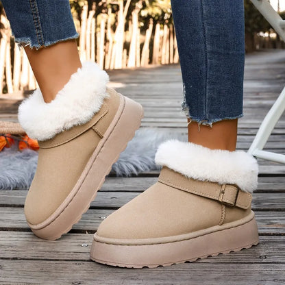 Boots de Neige Femme : Style et Chaleur en Conditions Hivernales – vue sur des boots beige avec fourrure, portées avec un jean sur un chemin en bois.