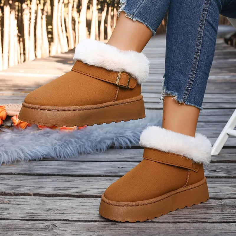 Boots de Neige Femme : Style et Chaleur en Conditions Hivernales – Boots marron avec fourrure blanche, vues de près sur un chemin en bois.