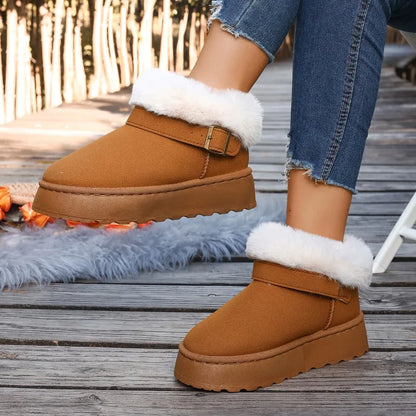 Boots de Neige Femme : Style et Chaleur en Conditions Hivernales – Boots marron avec fourrure blanche, vues de près sur un chemin en bois.
