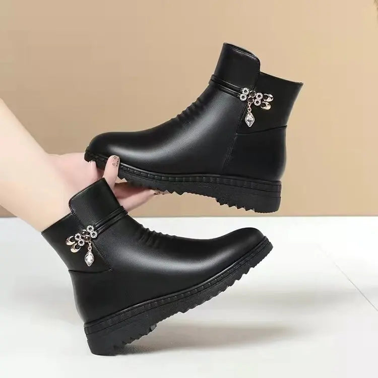 Boots Femme Noir : L'Indémodable de Votre Garde-Robe – vue de face mettant en avant la texture du cuir et un détail décoratif sur le côté