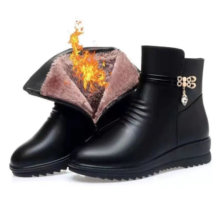 Boots Femme Noir : L'Indémodable de Votre Garde-Robe – vue de côté montrant la doublure en fourrure et un détail décoratif sur le côté