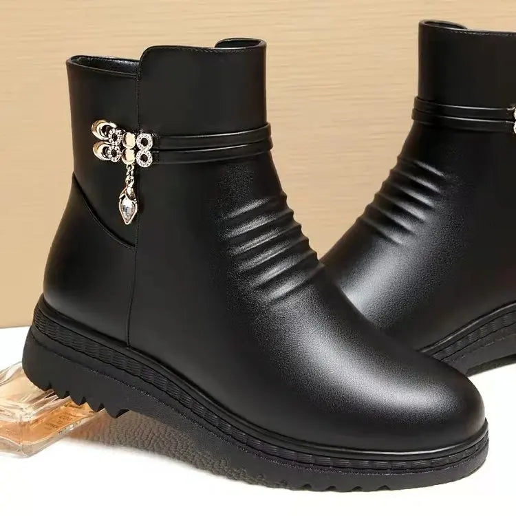 Boots Femme Noir : L'Indémodable de Votre Garde-Robe – vue de près mettant en avant les plis décoratifs et la semelle ergonomique