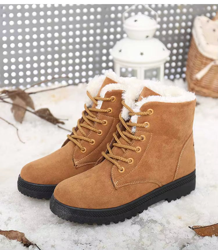 Bottines à Lacets Femme en cuir synthétique camel avec intérieur en fourrure, semelle antidérapante, posées sur la neige.