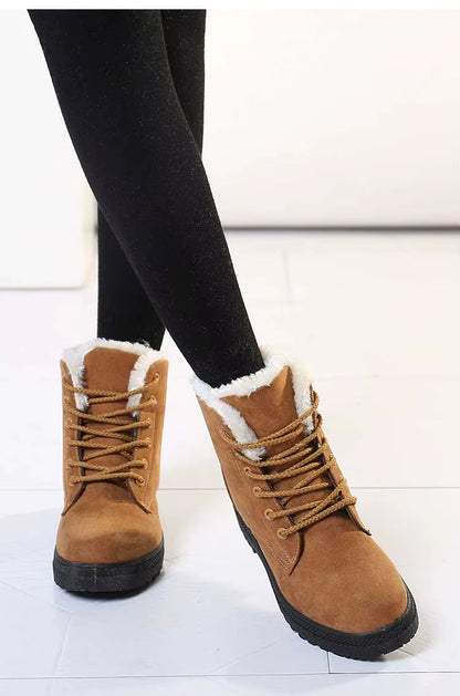 Bottines à Lacets Femme couleur caramel avec doublure en fourrure, portées avec des leggings noirs, vue de face.