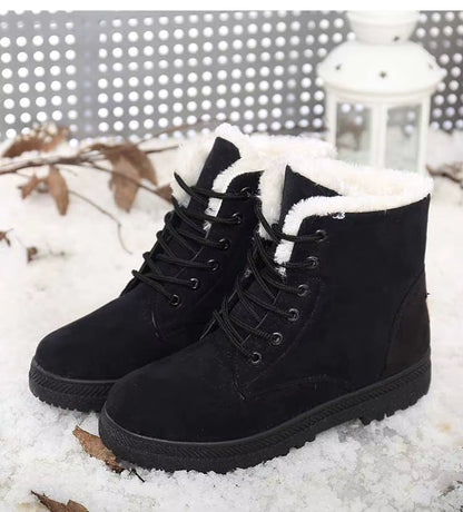 Bottines à Lacets Femme en cuir noir avec doublure en fausse fourrure, posées sur la neige, mettant en avant la semelle antidérapante.