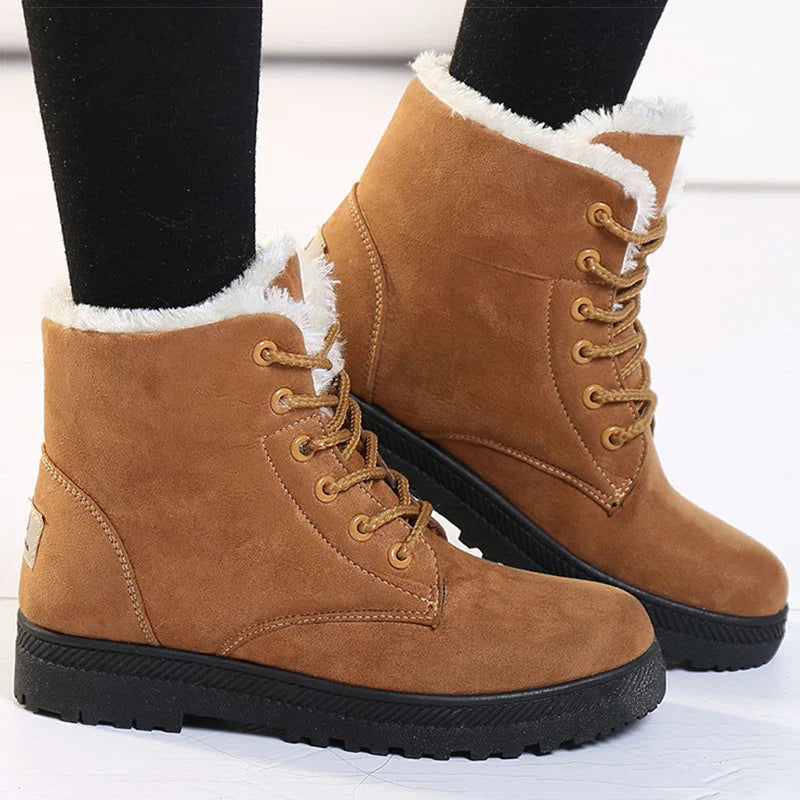 Bottines à Lacets Femme en suède marron avec doublure en fourrure, portées avec des leggings noirs, vue de près sur le sol clair.