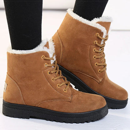 Bottines à Lacets Femme en suède marron avec doublure en fourrure, portées avec des leggings noirs, vue de près sur le sol clair.