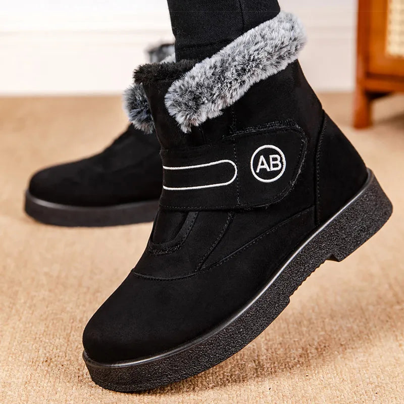 Bottines Femmes - Modèle AB avec doublure en fourrure, couleur noire, vue latérale, semelle antidérapante