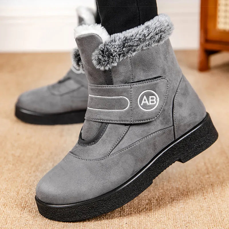 Bottines Femmes - Modèle AB – vue latérale d'une bottine grise avec doublure en fourrure et semelle noire antidérapante
