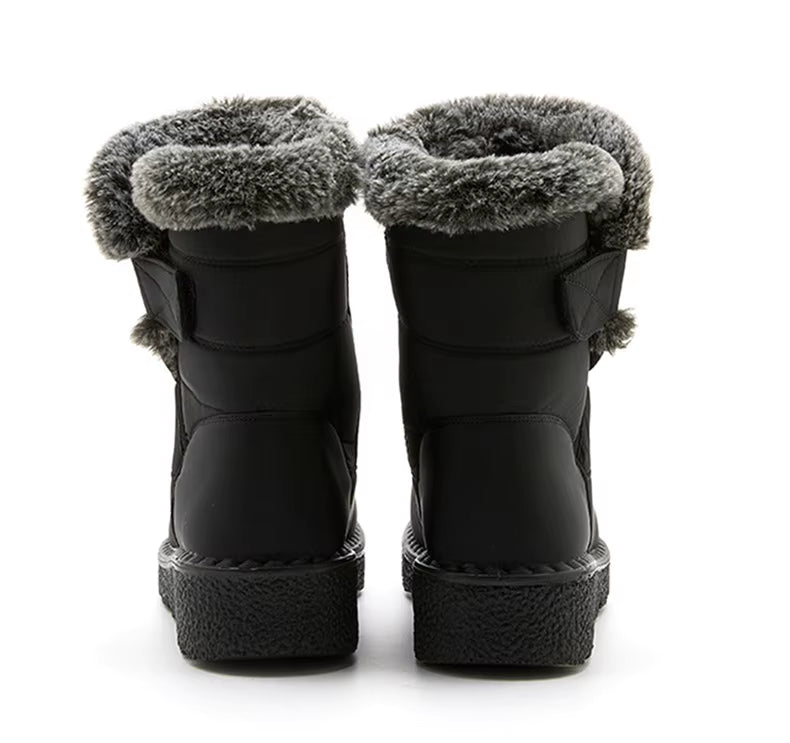 Bottines de Neige Femme : Élégance et Performance Hivernale – Vue arrière de bottines noires avec doublure en fourrure grise et semelle épaisse