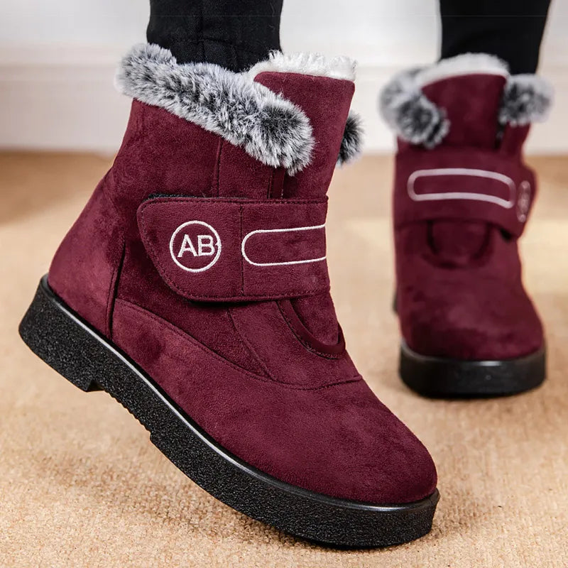 Bottines Femmes - Modèle AB en velours bordeaux avec fourrure grise, vue rapprochée, fermeture velcro visible.