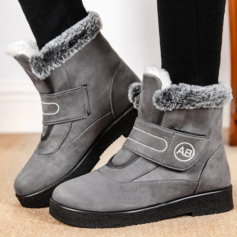 Bottines Femmes - Modèle AB en cuir gris avec doublure en fourrure, vue de côté, semelle antidérapante visible.