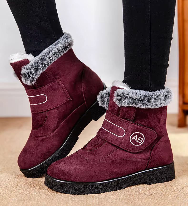Bottines Femmes - Modèle AB en velours bordeaux avec fourrure grise, vue de face, semelle antidérapante visible.
