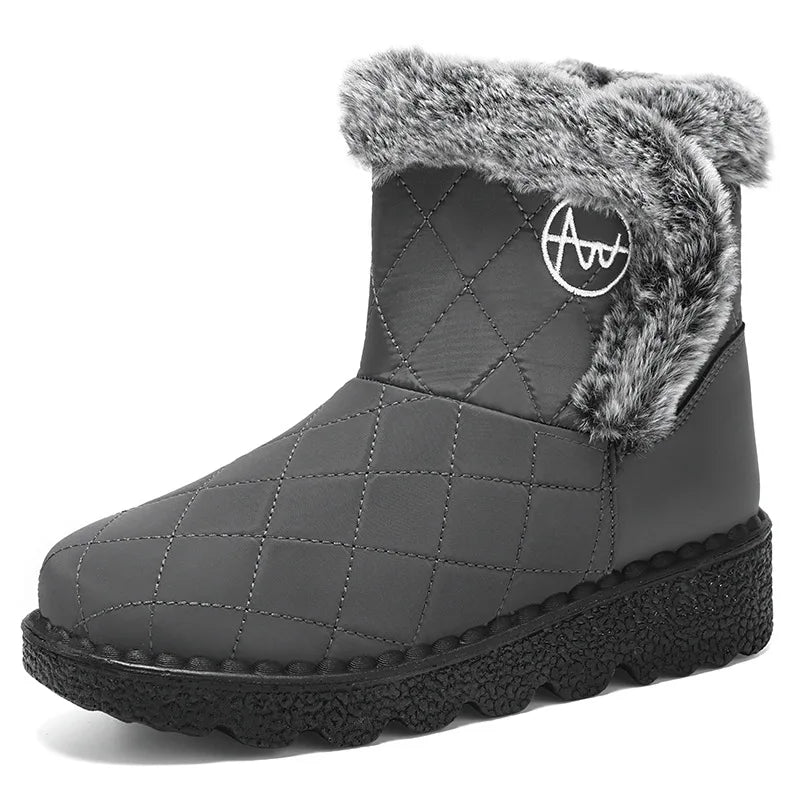 Bottines d'Hiver Femme couleur grise avec fourrure sur le haut, vue de trois quarts, design matelassé et semelle épaisse.