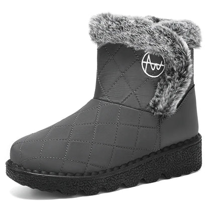 Bottines d'Hiver Femme couleur grise avec fourrure sur le haut, vue de trois quarts, design matelassé et semelle épaisse.