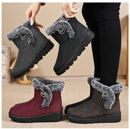 Bottines d'Hiver Femme en noir et bordeaux avec fourrure, vue de face montrant le design matelassé et la semelle crantée.