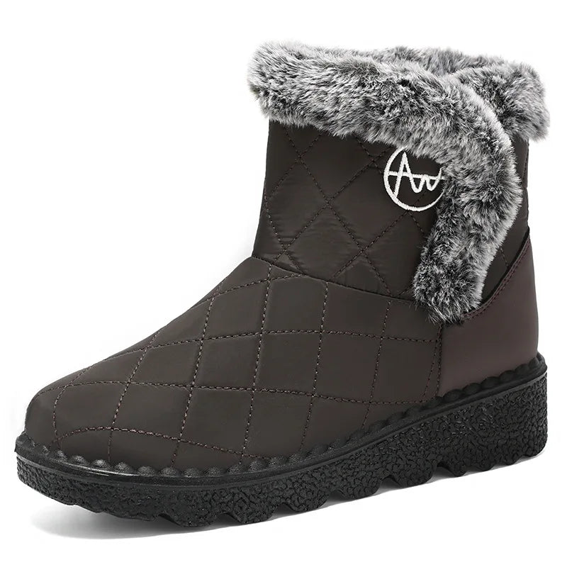 Bottines d'Hiver Femme couleur marron foncé avec doublure en fourrure grise, vue de côté, design matelassé et semelle épaisse.