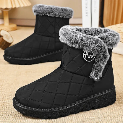 Bottines d'Hiver Femme en noir avec fourrure grise, vue de côté mettant en avant le design matelassé et la semelle texturée.