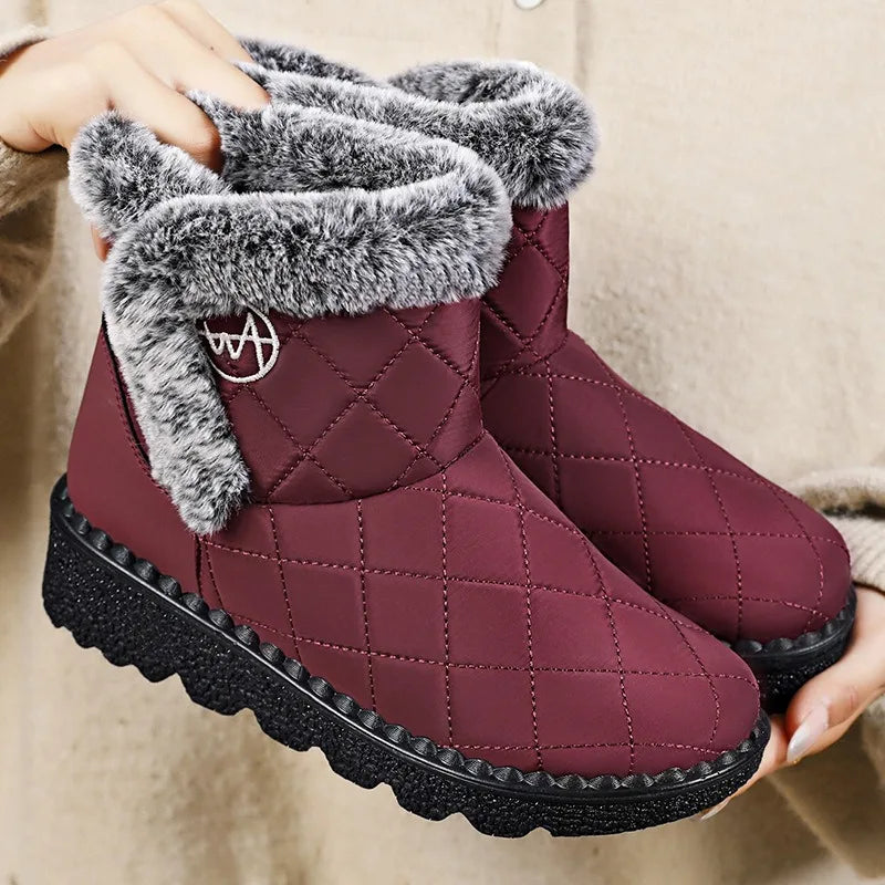Bottines d'Hiver Femme en bordeaux avec fourrure grise, vue de face mettant en avant le design matelassé et la semelle crantée.