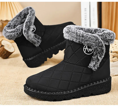 Bottines d'Hiver Femme en noir avec fourrure grise, vue de trois quarts mettant en avant le design matelassé et la semelle antidérapante.