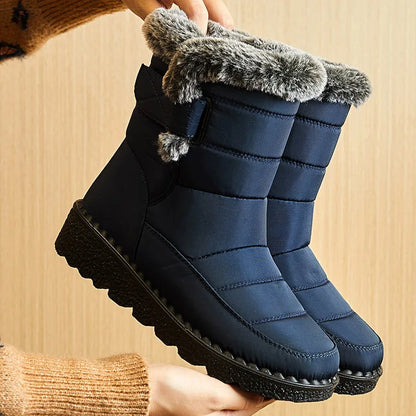 Bottines de Neige Femme : Élégance et Performance Hivernale – vue de face avec fourrure grise et semelle texturée
