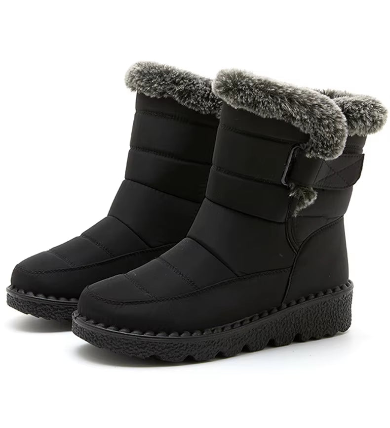 Bottines de Neige Femme en noir avec doublure en fourrure grise, vue de côté mettant en avant le design matelassé et la semelle antidérapante.