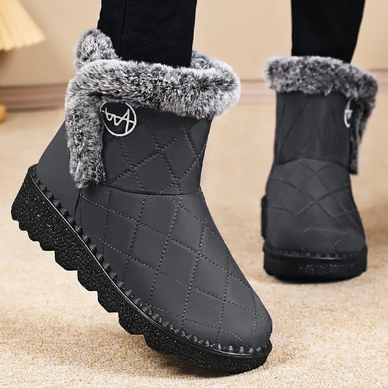 Bottines d'Hiver Femme en cuir gris avec fourrure, vue de près sur le haut et la semelle texturée, adaptées aux conditions hivernales.