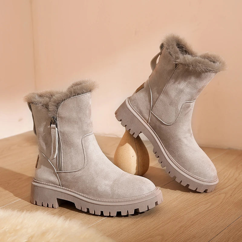 Bottes de Neige Femme grises, fourrées avec col en fourrure, fermeture éclair latérale et semelle crantée, idéales pour le confort en hiver.