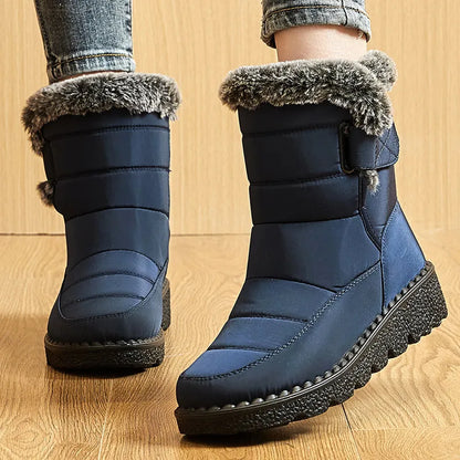 Bottines de Neige Femme : Élégance et Performance Hivernale – vue rapprochée avec doublure en fourrure grise et coloris bleu marine