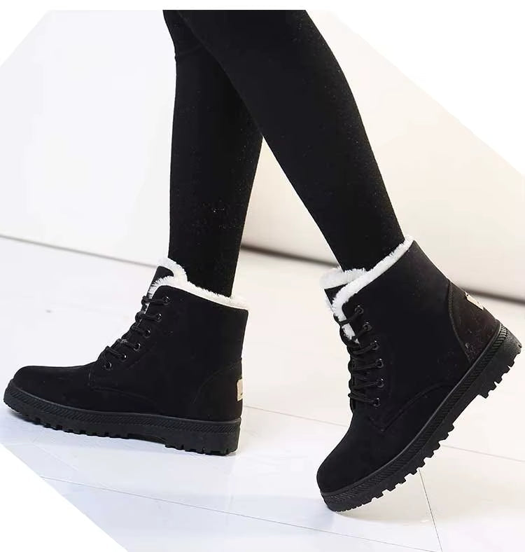 Bottines à Lacets Femme en cuir noir avec doublure en fausse fourrure, portées avec des leggings noirs, vue en action.