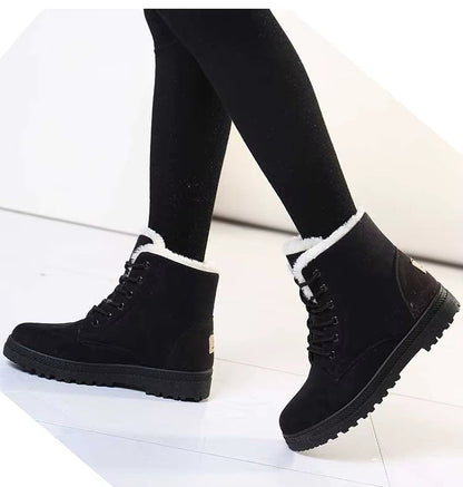 Bottines à Lacets Femme en cuir noir avec doublure en fausse fourrure, portées avec des leggings noirs, vue en action.