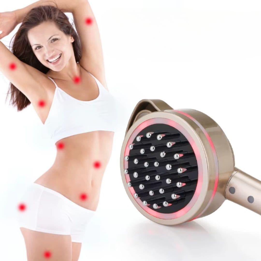 Brosse de massage électrique amincissante couleur dorée, vue de près avec picots, utilisée sur le ventre d'une femme souriante en maillot de bain.