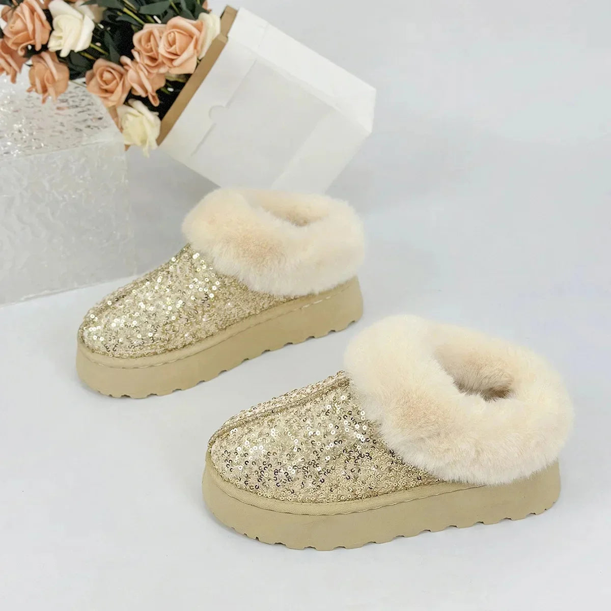 Chaussons Femme Tendance - Peluche Courte Douce - Style Élégant avec paillettes dorées et fourrure beige, vue de face sur un fond neutre.