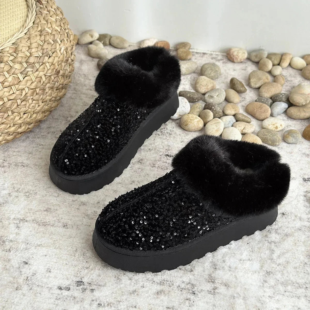 Chaussons Femme Tendance - Peluche Courte Douce - Style Élégant avec paillettes noires et fourrure noire, vue de côté sur un sol en pierre.