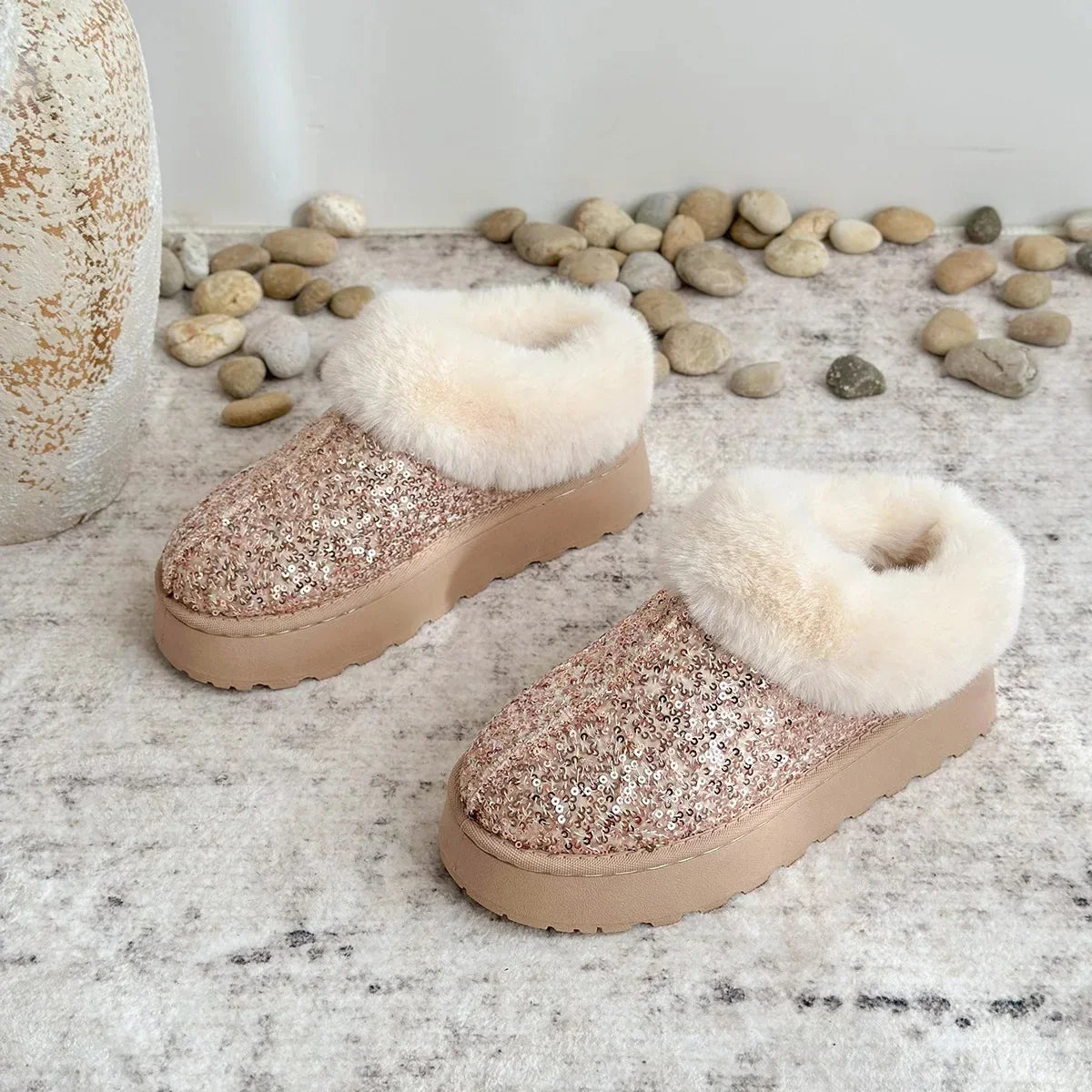 Chaussons Femme Tendance - Peluche Courte Douce - Style Élégant avec paillettes dorées et fourrure blanche sur le haut
