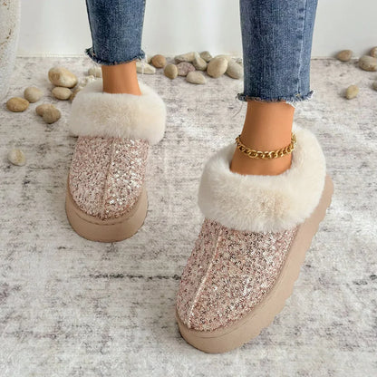 Chaussons Femme Tendance - Peluche Courte Douce - Style Élégant avec paillettes roses et fourrure blanche, portés avec un jean sur un sol en pierre.