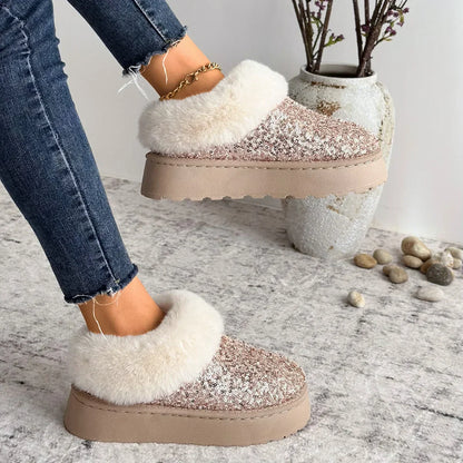 Chaussons Femme Tendance - Peluche Courte Douce - Style Élégant - Chaussons brillants avec col en peluche, portés avec un jean, sur un sol en tapis.