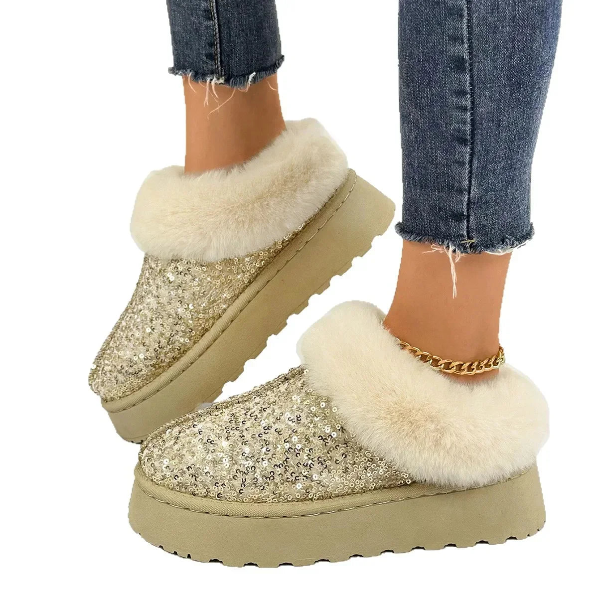 Chaussons Femme Tendance - Peluche Courte Douce - Style Élégant - Chaussons scintillants avec col en peluche, portés avec un jean, sur un sol clair.