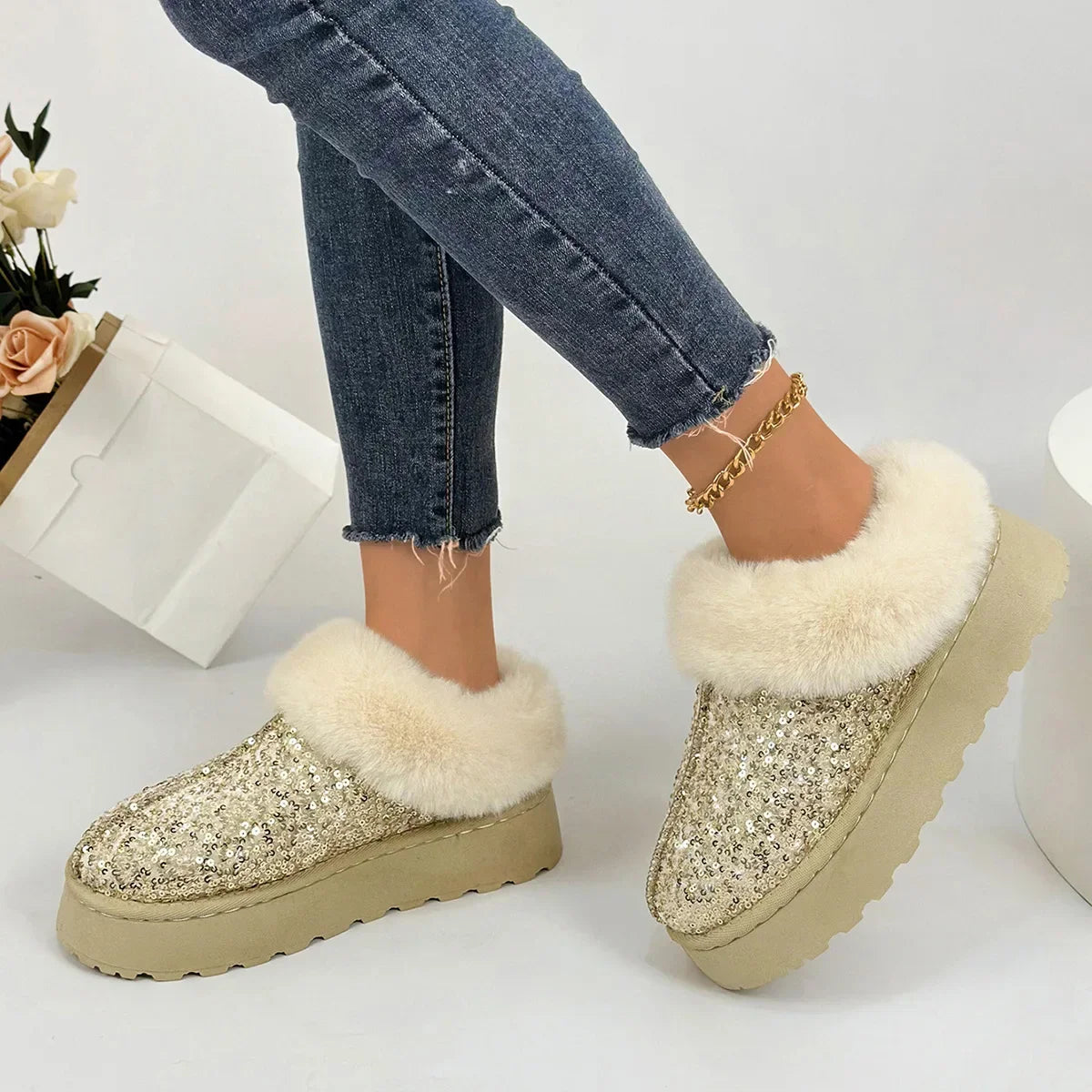 Chaussons Femme Tendance - Peluche Courte Douce - Style Élégant – Chaussons scintillants avec col en peluche, portés avec un jean, sur fond neutre.