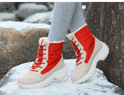Chaussures d'Hiver Femme : Élégance et Confort – Bottes beige et rouge avec semelles blanches, lacets et fourrure, portées sur un chemin enneigé.
