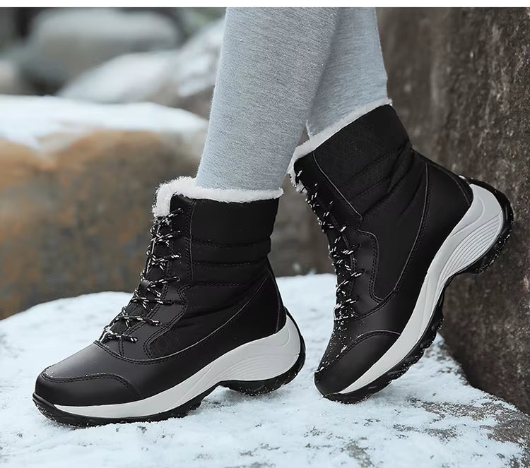 Chaussures d'Hiver Femme : Élégance et Confort – Bottes noires avec doublure en fourrure, lacets, semelles antidérapantes sur un sol enneigé.