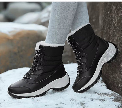 Chaussures d'Hiver Femme : Élégance et Confort – Bottes noires avec doublure en fourrure, lacets, semelles antidérapantes sur un sol enneigé.