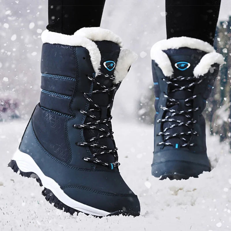 Chaussures d'Hiver Femme : Élégance et Confort – Bottes noires avec doublure en fourrure, lacets et semelles antidérapantes dans la neige.