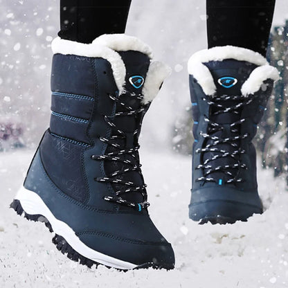Chaussures d'Hiver Femme : Élégance et Confort – Bottes noires avec doublure en fourrure, lacets et semelles antidérapantes dans la neige.