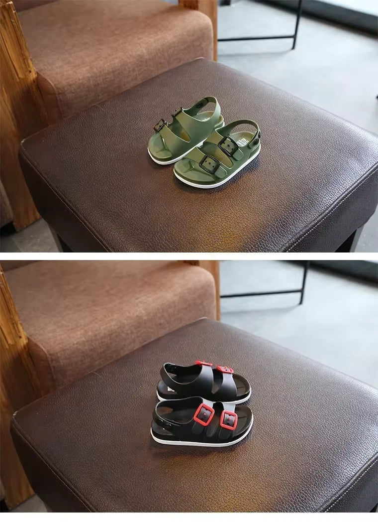 Chaussure de plage enfant – Modèle vert et noir avec boucles, vue de dessus sur un meuble en cuir