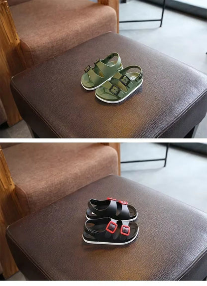 Chaussure de plage enfant – Modèle vert et noir avec boucles, vue de dessus sur un meuble en cuir