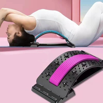 Civière magnétique de massage du dos – vue latérale montrant une personne allongée, mettant en avant le design ergonomique et les picots de confort.