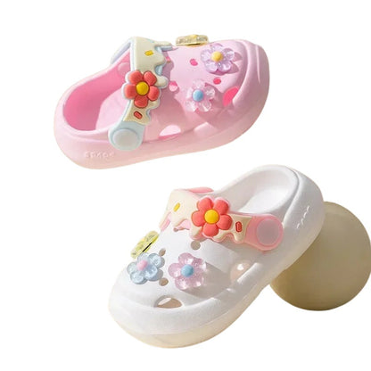 Claquette enfant - Modèle Flowers – claquettes blanches et roses avec motifs floraux colorés, en mesh respirant, vue de côté.